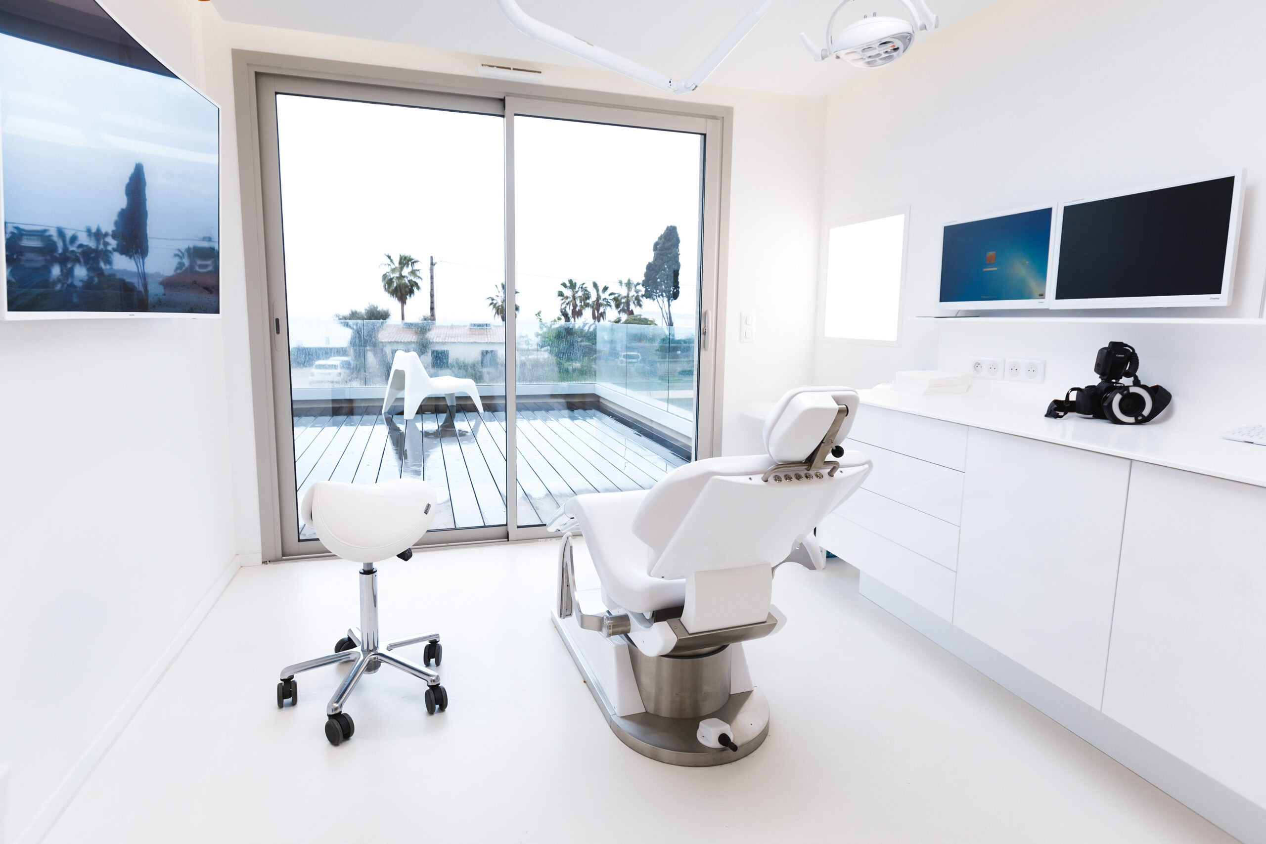 Dentist offcie facing outdoors