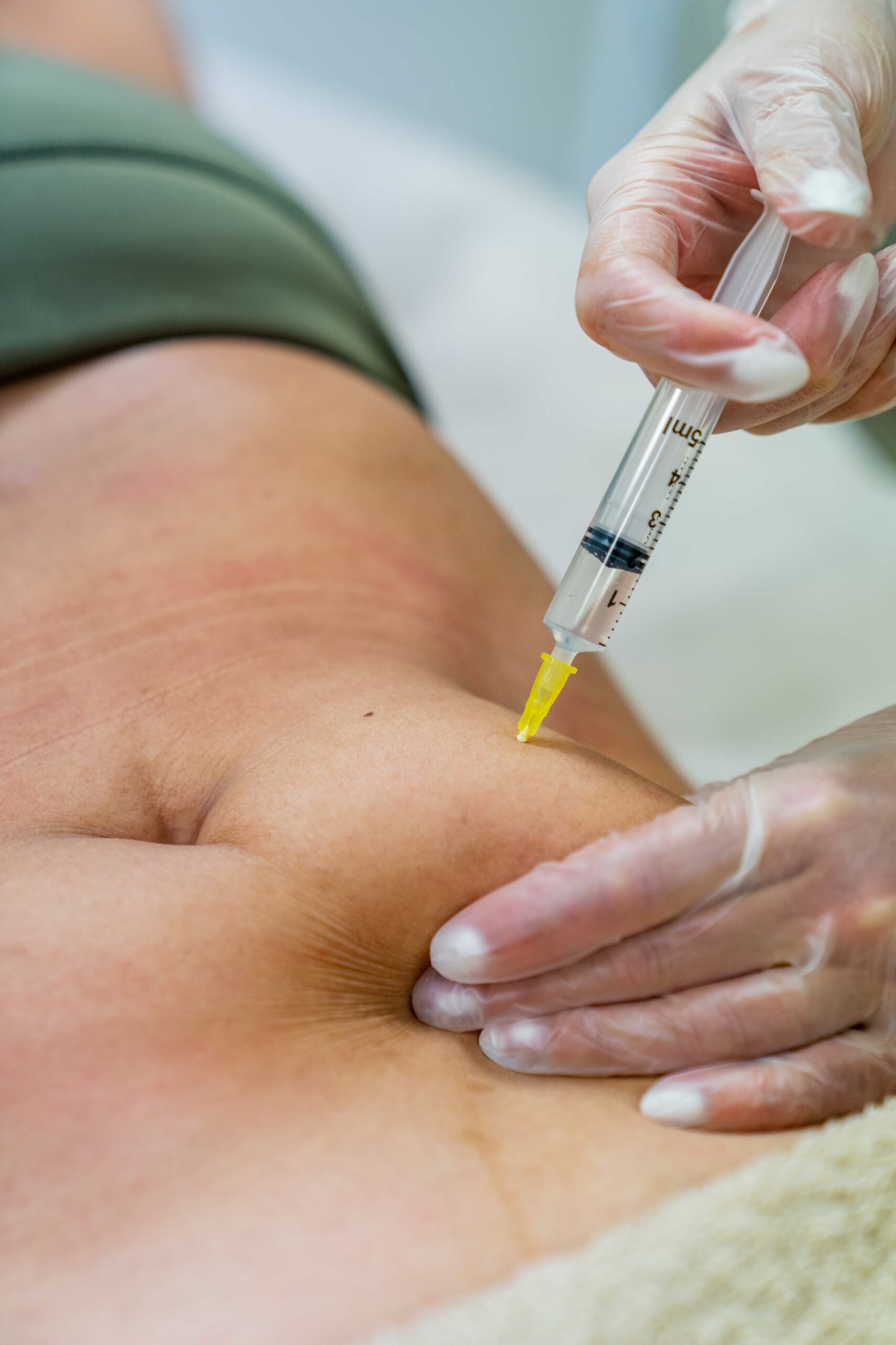 docto performing an injection in the patient
