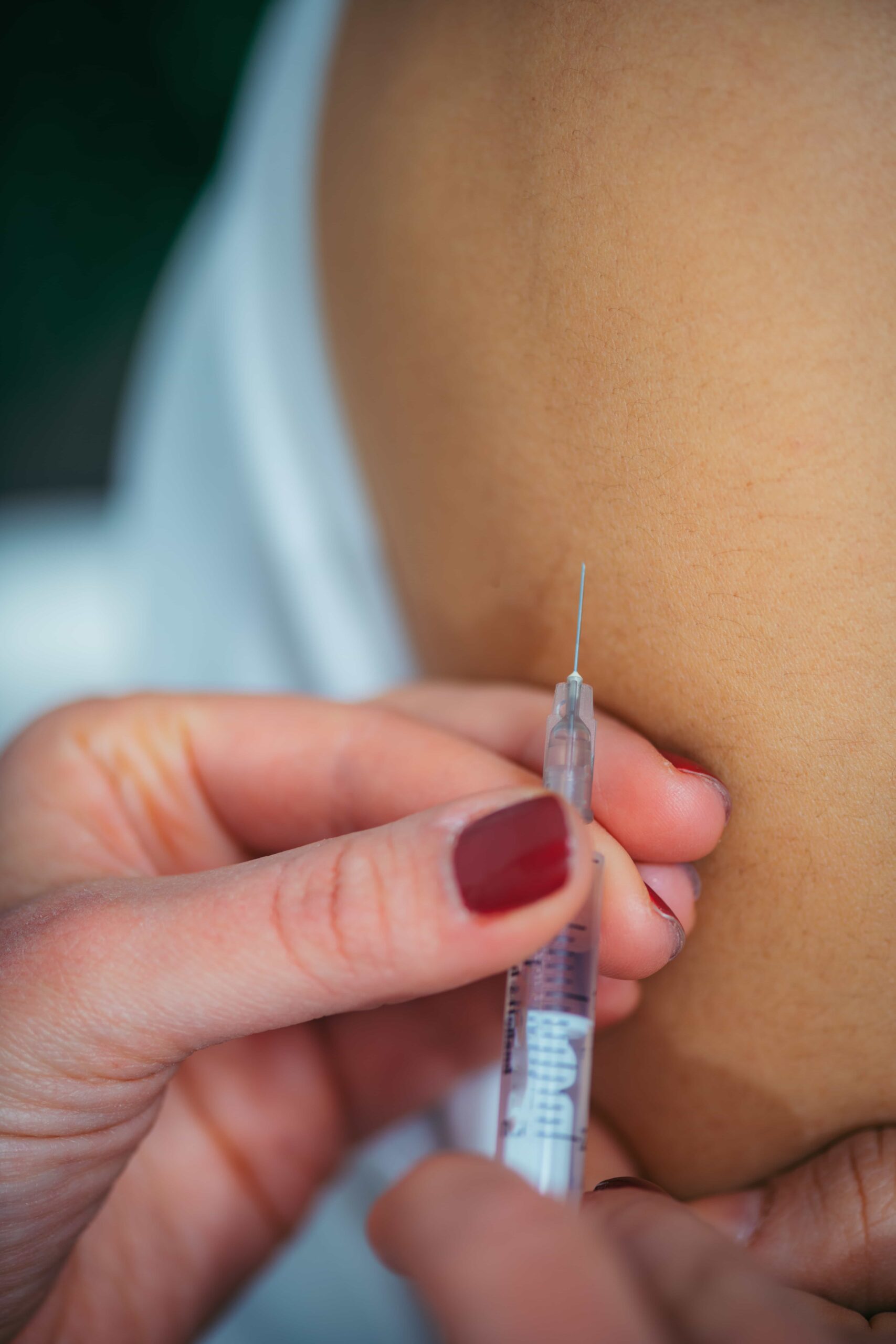 a diabetic young woman using insulin in stomach