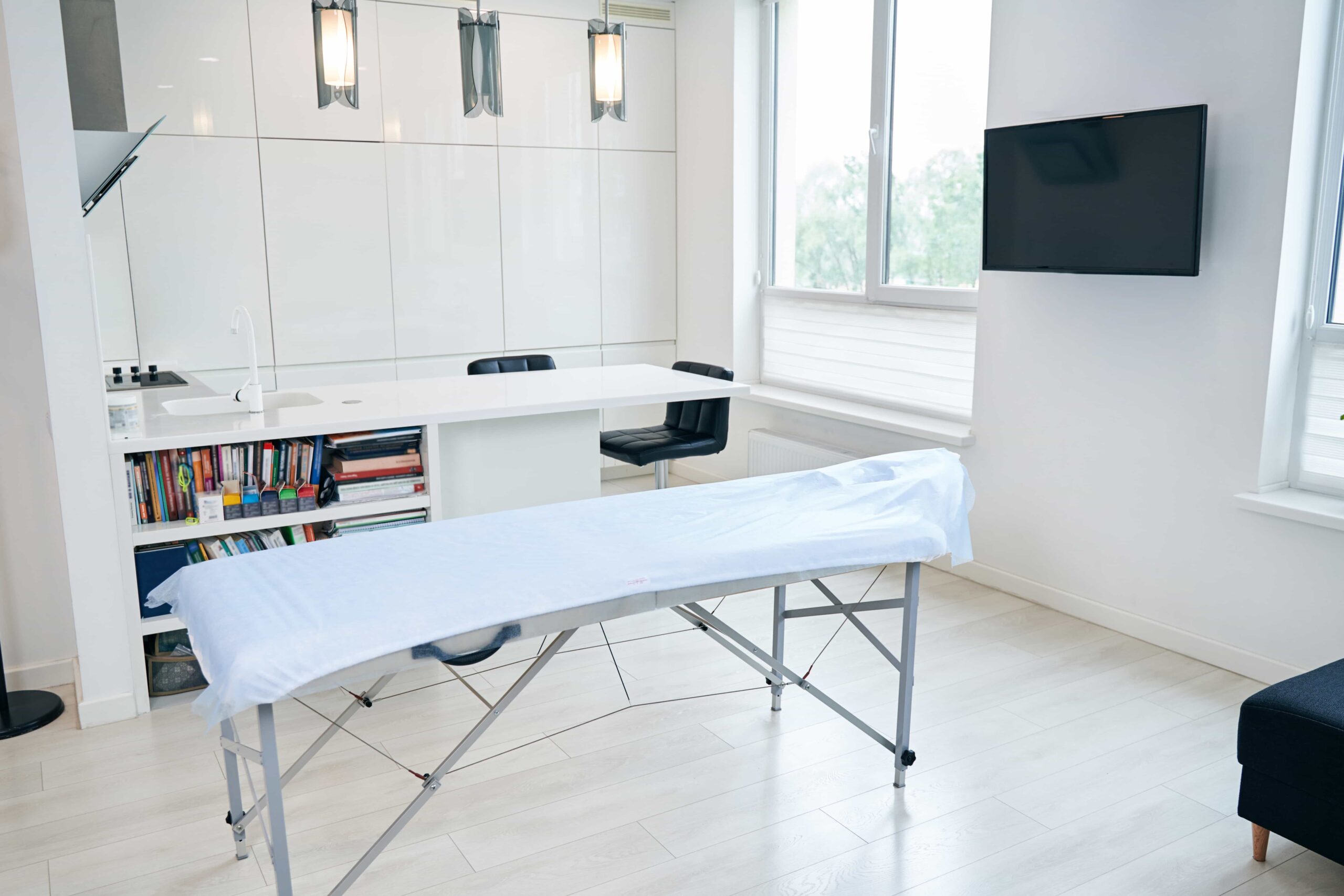 Aesthetically pleasing office for physiotherapy 